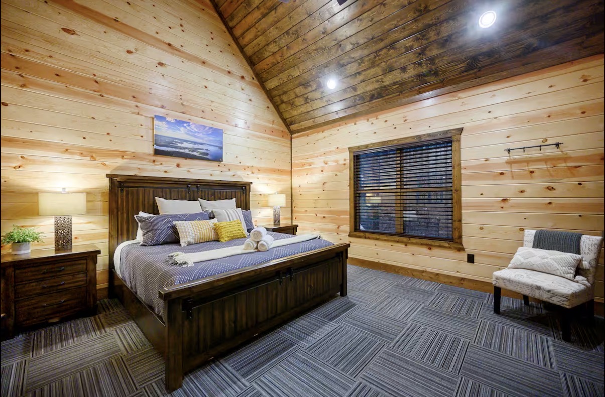 Sound of Sunshine — king bedroom with vaulted ceiling, sunset canvas and reading nook